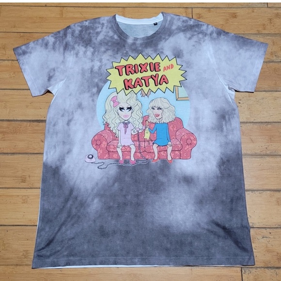 TRIXIE AND KATYA - "COUCH" CLOUD DYE ALL OVER PRINT T-SHIRT - Picture 1 of 1